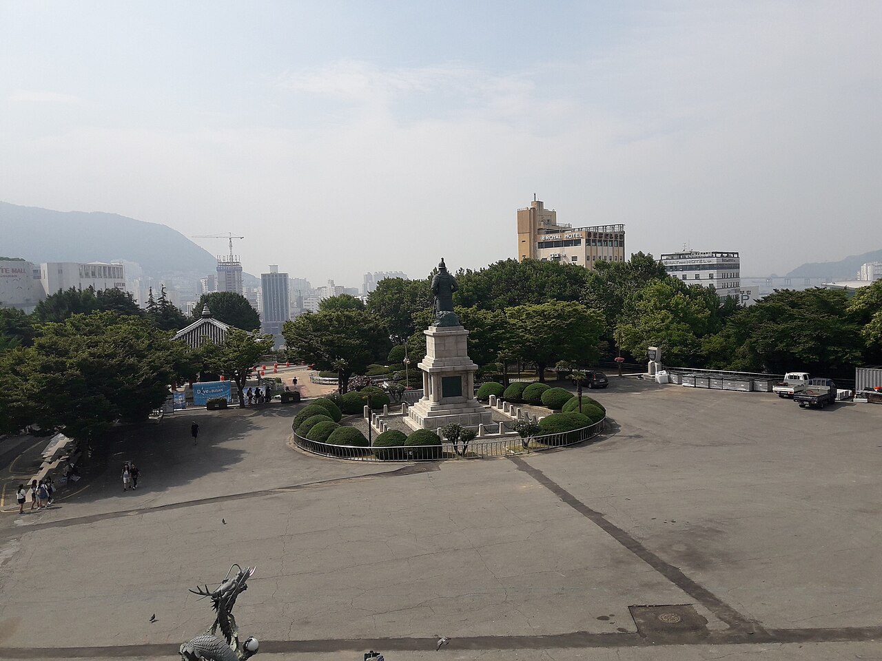 부산타워 앞에 세워진 이순신 장군 동상